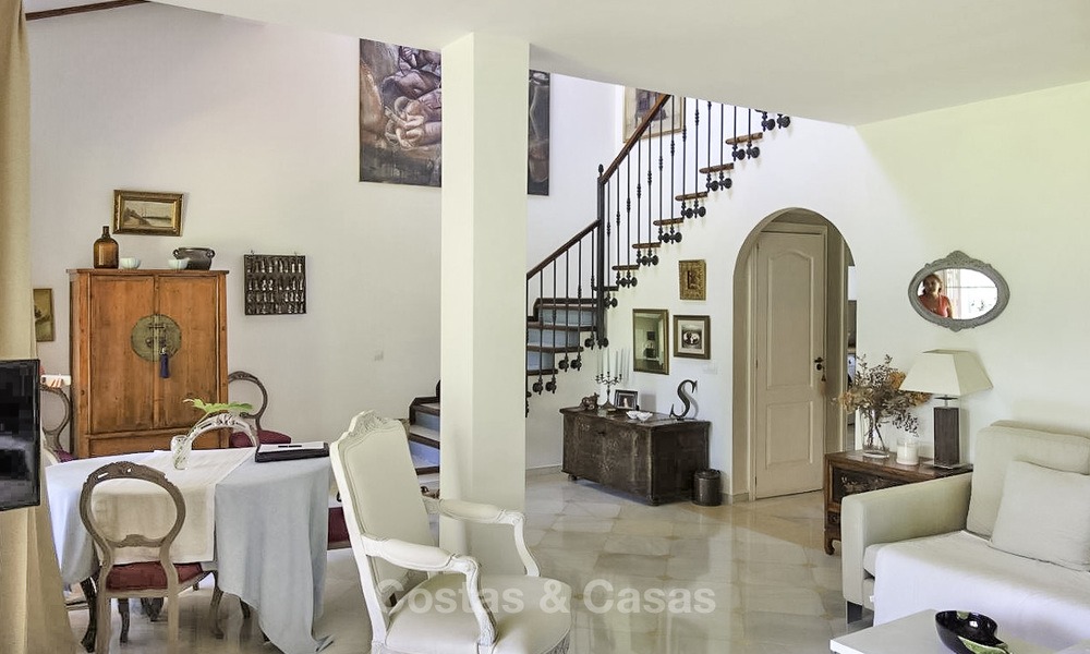 Confortable villa semi-détachée à vendre en première ligne de golf dans Marbella Ouest 14111