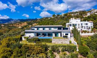 Prêt à emménager ! Villa moderne à vendre avec une vue imprenable sur la mer, juste à l'est du centre de Marbella 32704 