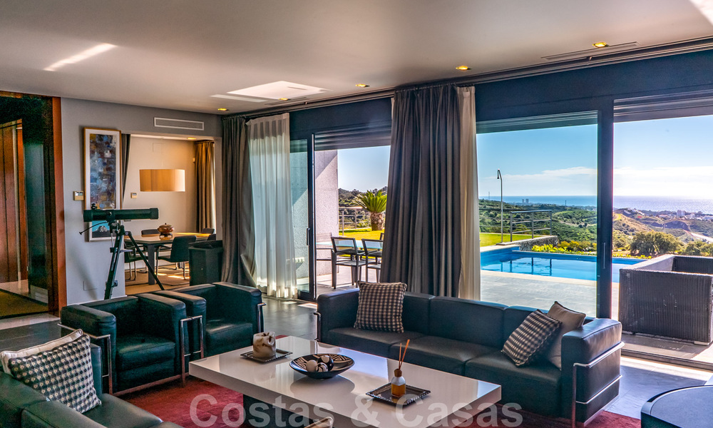 Prêt à emménager ! Villa moderne à vendre avec une vue imprenable sur la mer, juste à l'est du centre de Marbella 32710
