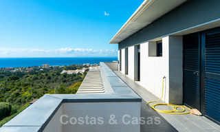 Prêt à emménager ! Villa moderne à vendre avec une vue imprenable sur la mer, juste à l'est du centre de Marbella 32725 