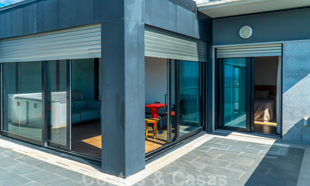 Prêt à emménager ! Villa moderne à vendre avec une vue imprenable sur la mer, juste à l'est du centre de Marbella 32732