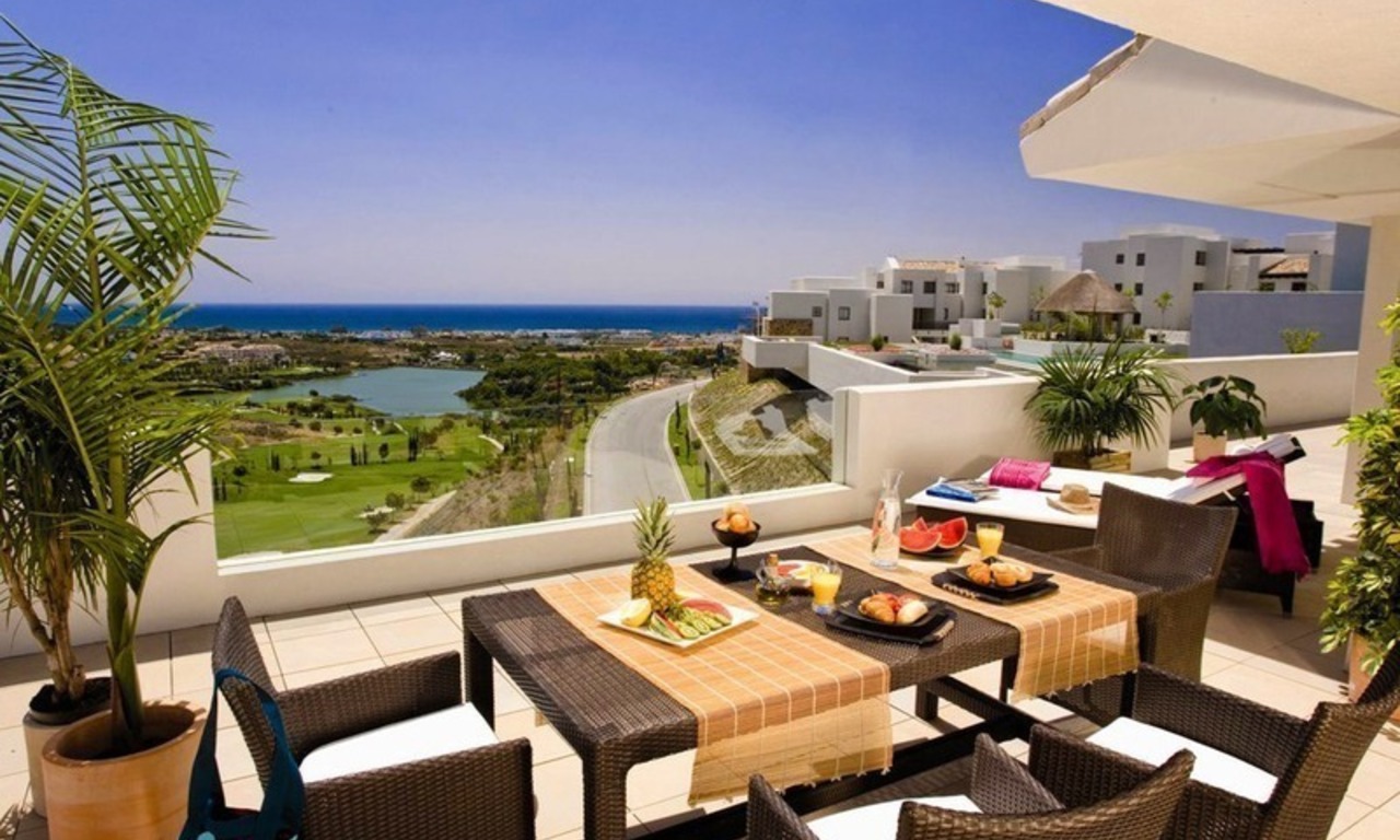 Appartements modernes à vendre dans un complexe en première ligne de Golf à Marbella - Benahavis 0