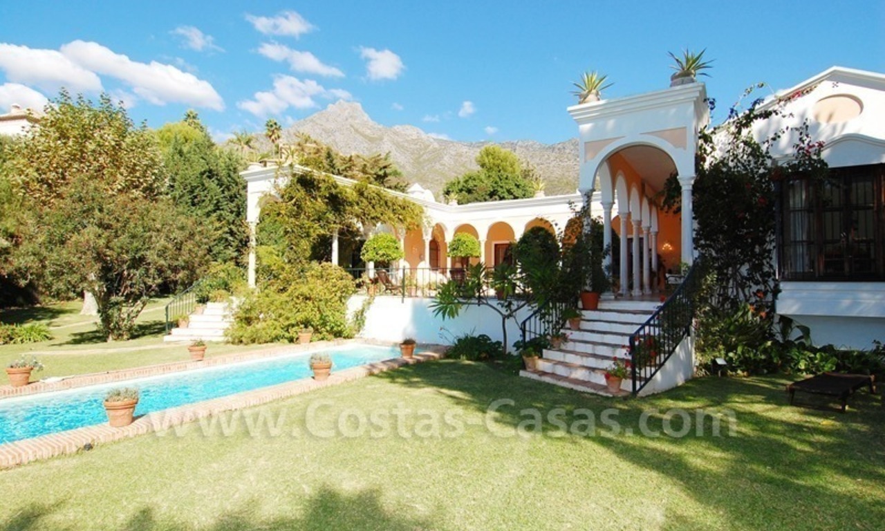 Villa romantique à vendre au-dessus de la Mille d' Or à Marbella 11