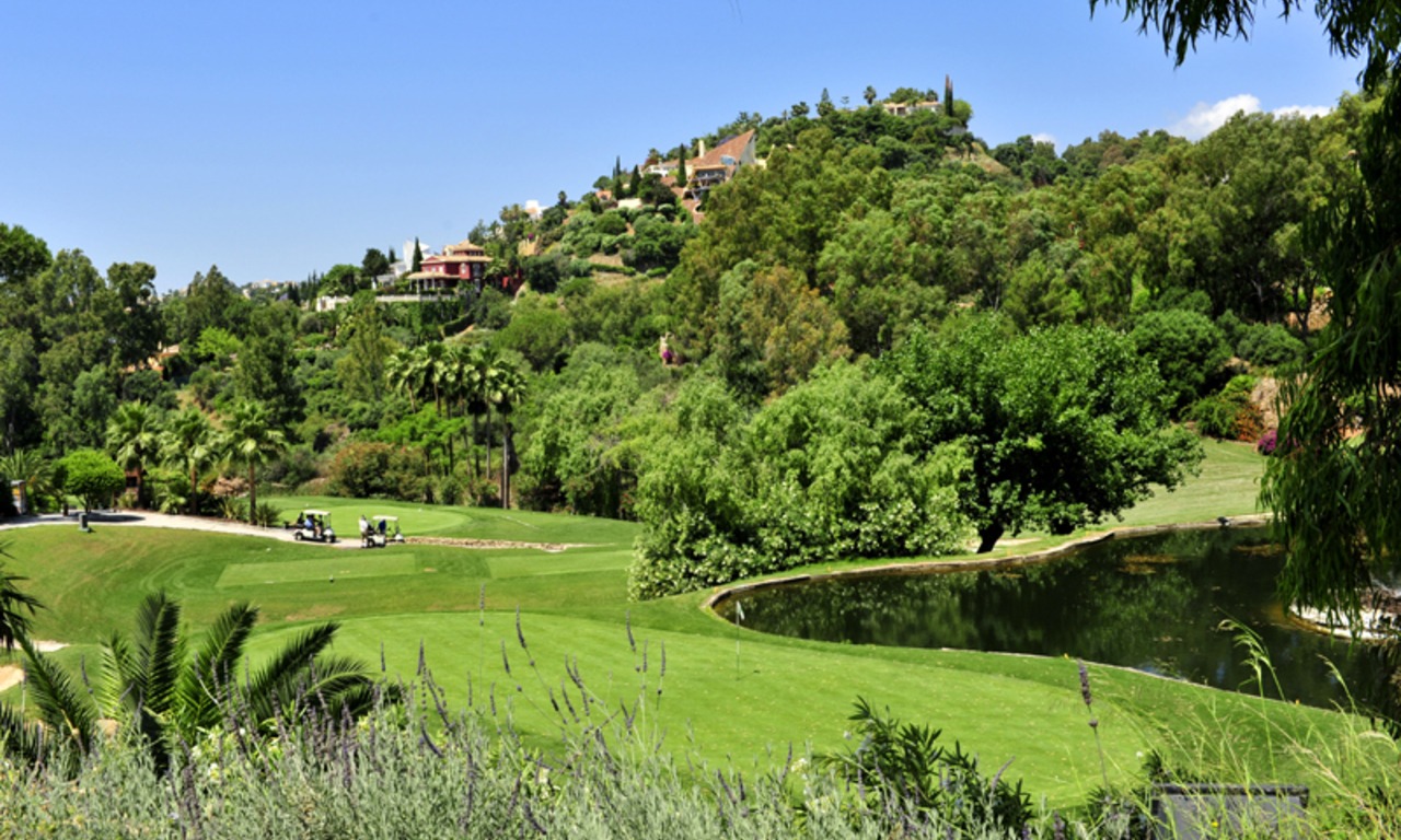 Parcelle en première ligne de golf dans le complexe la Quinta à Marbella - Benahavis 9