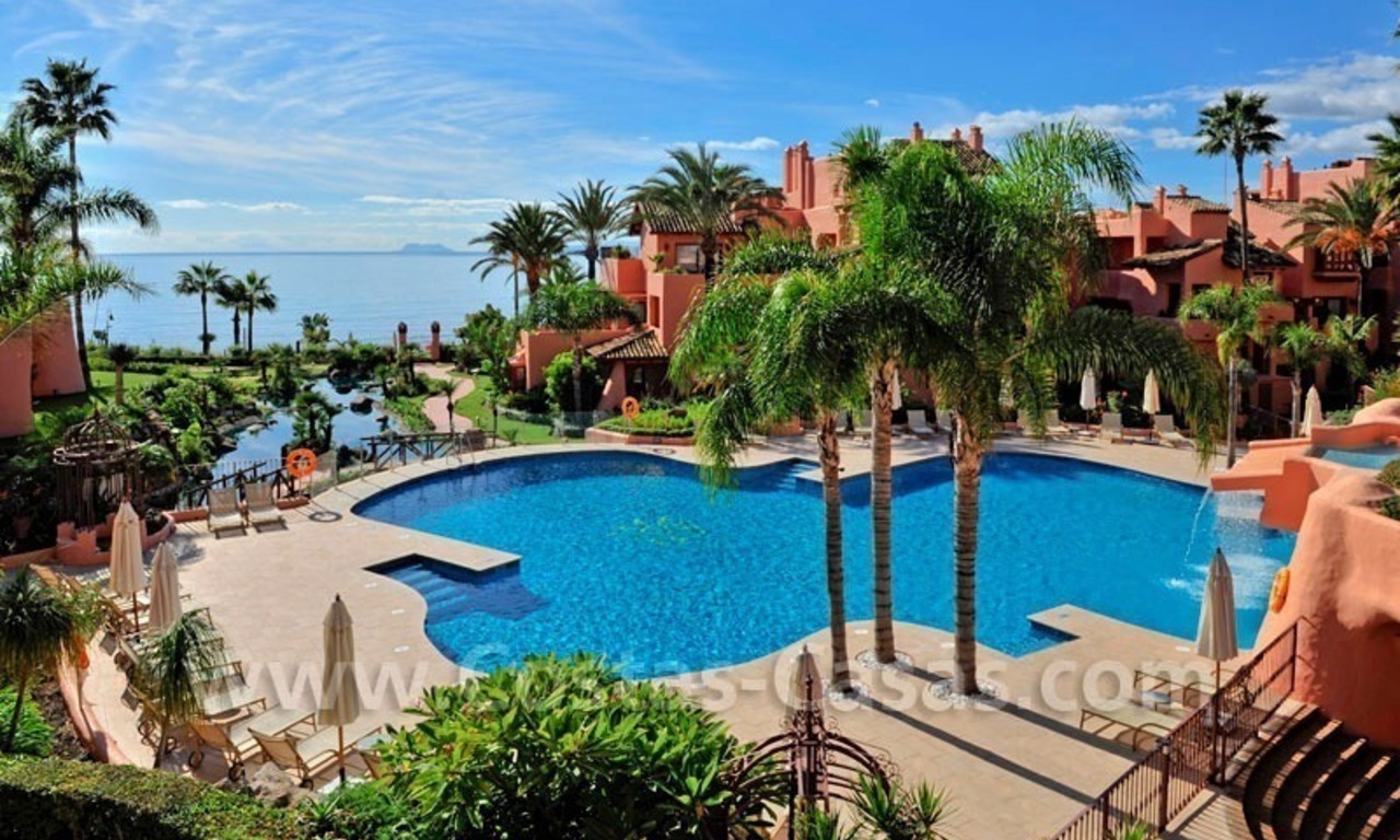  Opportunité! Penthouse de luxe à vendre dans un complexe exclusif en première ligne de plage sur la nouvelle Mille d' Or entre Marbella et Estepona 1