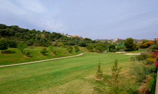 Villa moderne de style andalou en première ligne de golf à acheter à Marbella - Benahavis 8