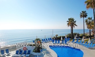Villa détachée en première ligne de plage à vendre dans un complexe dans la zone entre Marbella et Estepona 3