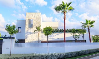 Nouvelles villas de conception moderne de luxe à vendre, Marbella - Benahavis, vues golf et mer 7071 