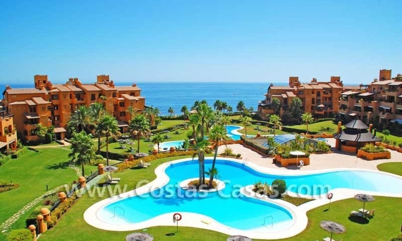  Appartement luxueux en première ligne de plage à vendre dans un complexe sur la nouvelle Mille d' Or dans la zone entre Marbella et Estepona 0