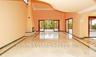 Villa classique de style andalou à acheter, complexe de golf, nouvelle Mille d' Or, Puerto Banús - Marbella, Benahavis - Estepona 8