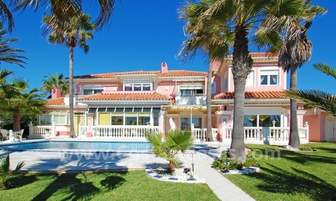 Villa en première ligne de plage à vendre avec deux maisons d' hôtes dans l' Est de Marbella 4