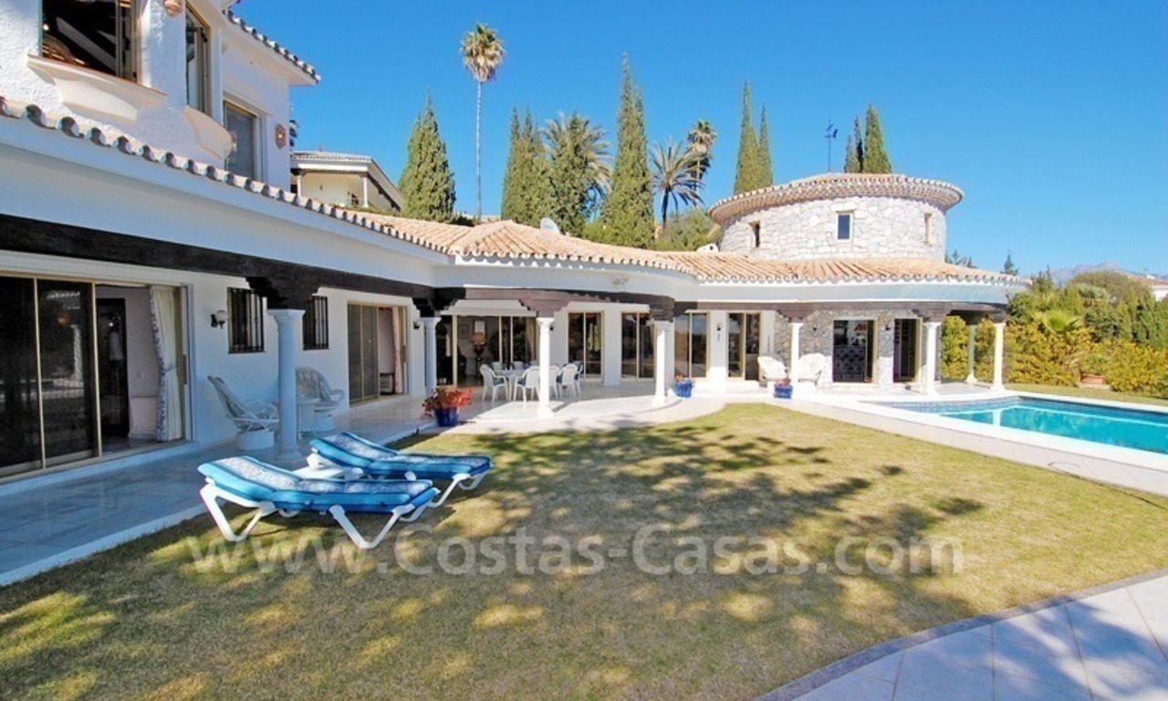 Villa en première ligne de golf de style andalou à vendre à Estepona - Marbella 4