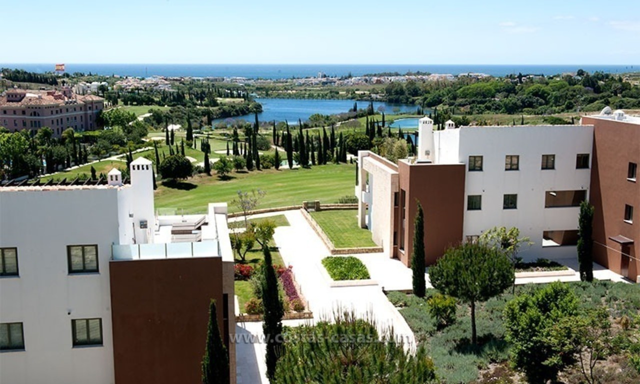 Nouvel appartement de luxe de style contemporain à louer à Marbella - Benahavis dans un complexe de golf sur la Costa del Sol 0