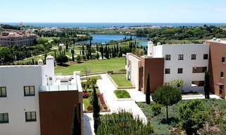 Nouvel appartement de luxe de style contemporain à louer à Marbella - Benahavis dans un complexe de golf sur la Costa del Sol 0