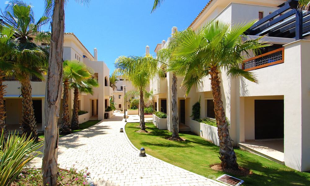 Appartements de luxe à vendre à Nueva Andalucia, Marbella à distance de marche des commodités et de Puerto Banus 30617