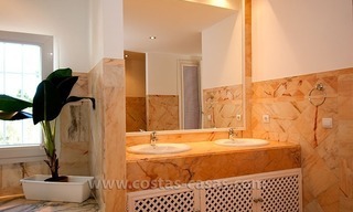 À vendre: bonne orientation, spacieuse et totalement rénovée, villa à Marbella 35