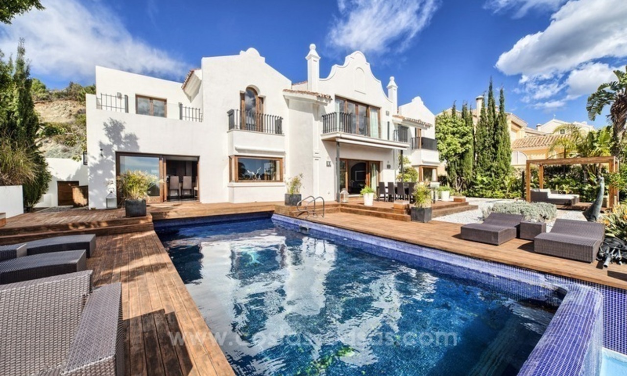 Villa moderne rénovée en première ligne de golf en vente à Benahavis - Marbella 1