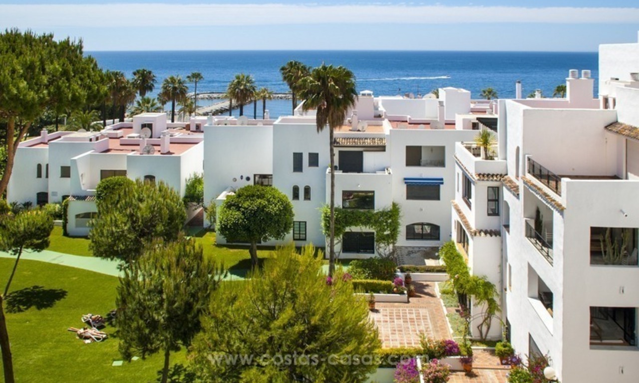 Playas del Duque à vendre: Appartement en première ligne de plage, totalement rénové à Puerto Banus, Marbella 2