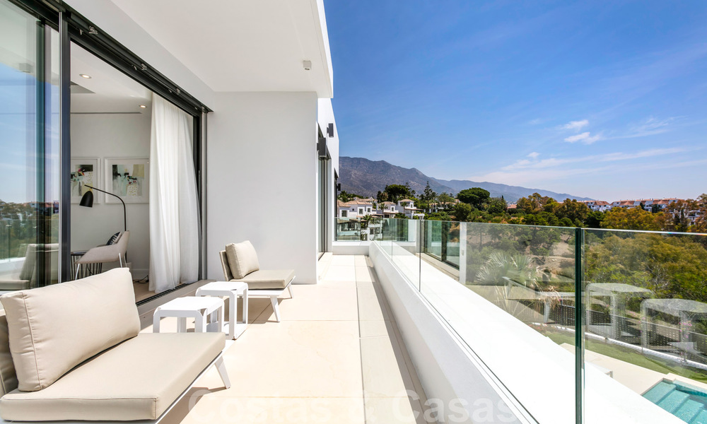 VENDU Opportunité! Dernière villa! Nouvelles villas de luxes modernes à vendre sur la Mille d’Or, Marbella. Dans un complexe fermé et sécurisé.Remise spéciale! 30197