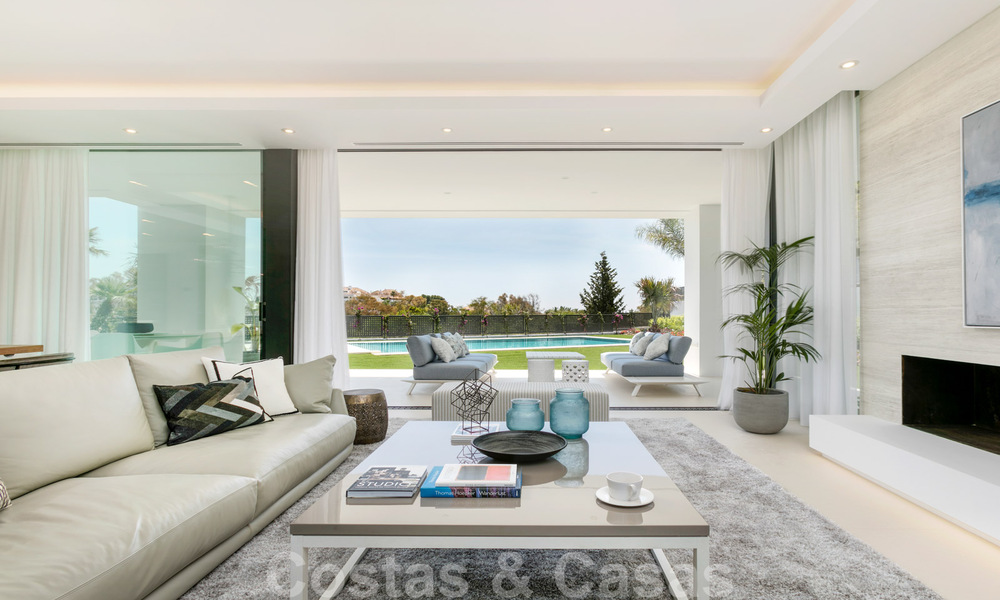 VENDU Opportunité! Dernière villa! Nouvelles villas de luxes modernes à vendre sur la Mille d’Or, Marbella. Dans un complexe fermé et sécurisé.Remise spéciale! 30216