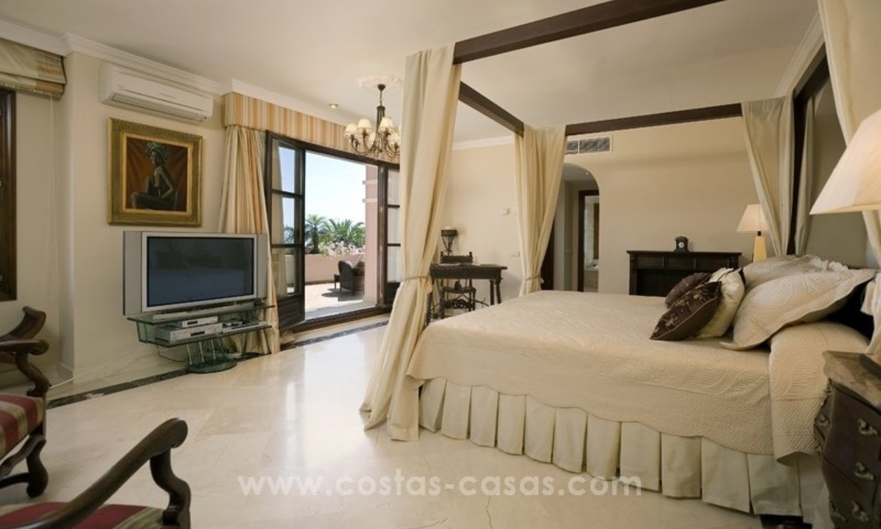 À vendre à Marbella : Superbe villa avec villa pour invités et piste de tennis 32