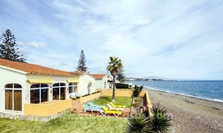 Aubaine ! Villa en première ligne de plage à vendre à Estepona, Costa del Sol 0