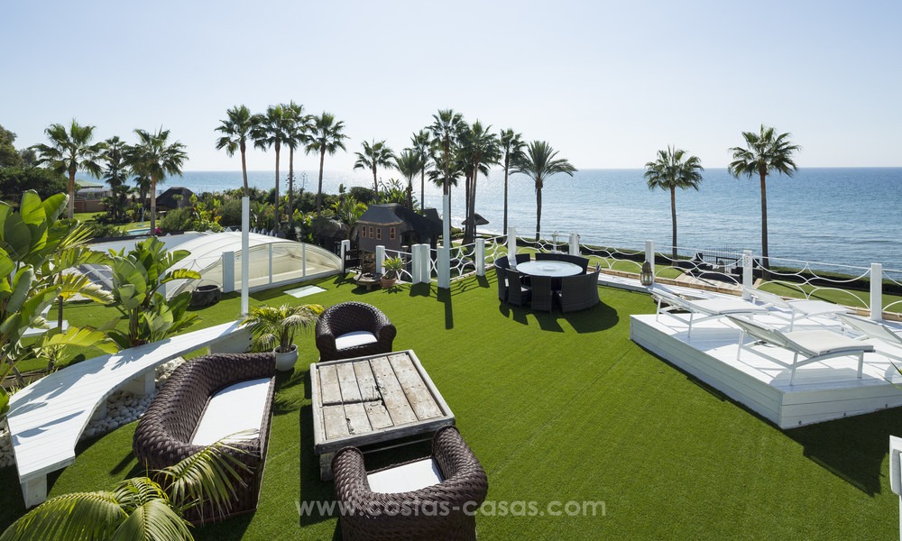 Villa de style balinais en première ligne de plage en vente à l’Est de Marbella. 13212