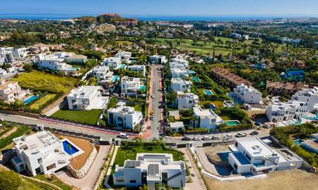 Nouvelles villas contemporaines avec vues sur le golf et la mer en venta à Nueva Andalucía, Marbella 28968