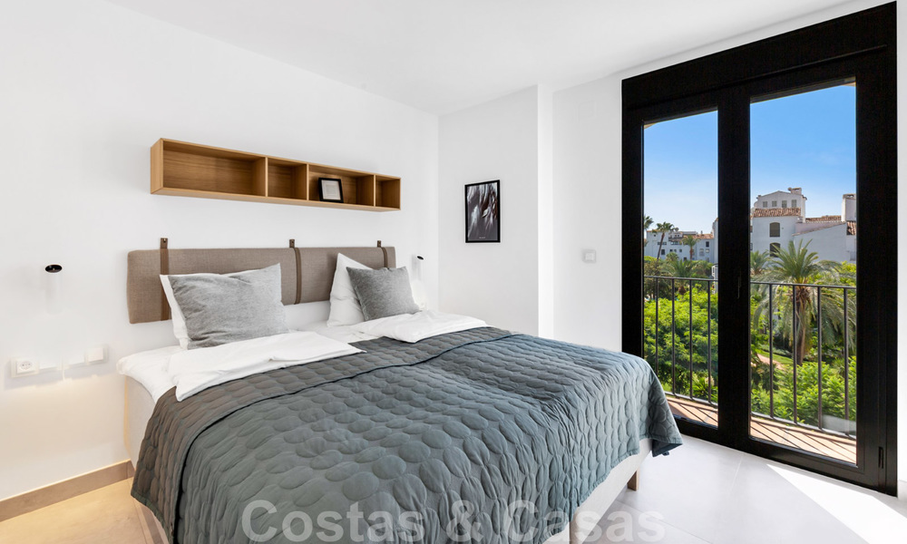 Appartements de luxe entièrement rénovés à vendre, prêts à emménager, dans le centre de Puerto Banus, Marbella 28174