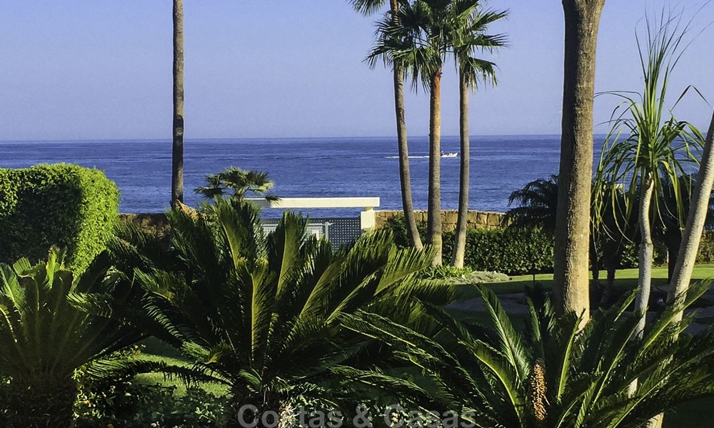 Situé directement sur la plage, penthouse de coin exceptionnel à vendre dans une résidence exclusive et sécurisée, New Golden Mile, Marbella - Estepona 13330