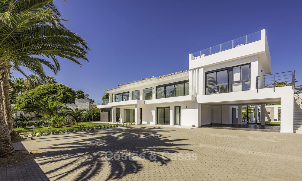 Villa contemporaine flambant neuve à vendre, dans un quartier chic en bord de mer à Est d’Estepona 17660