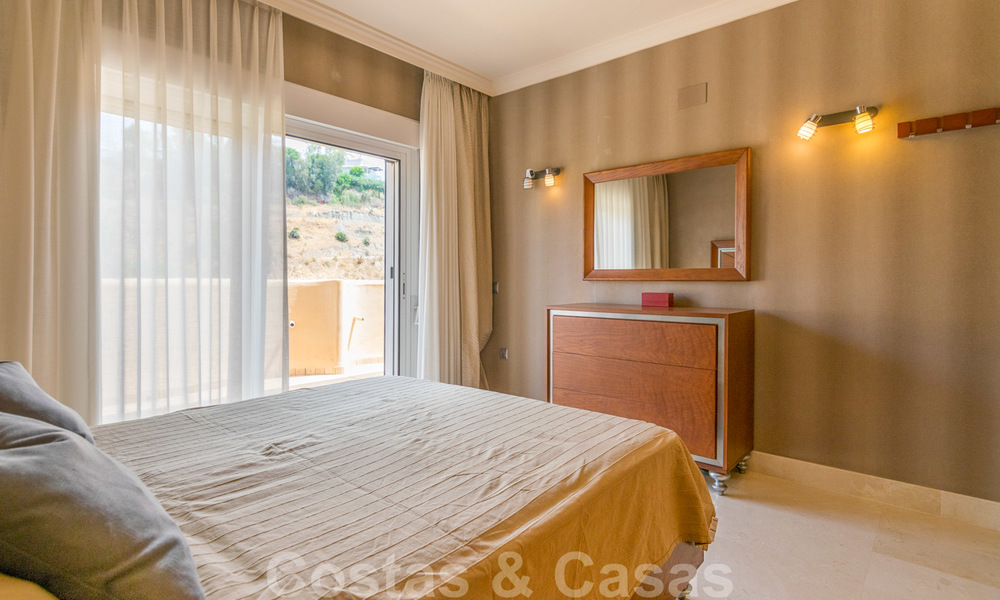 Elegante apartamento en venta recientemente renovado, con hermosas vistas abiertas, en un prestigioso complejo en Nueva Andalucía 20300