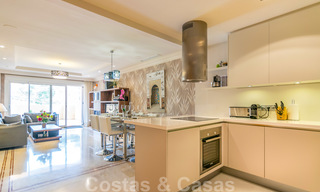 Elegante apartamento en venta recientemente renovado, con hermosas vistas abiertas, en un prestigioso complejo en Nueva Andalucía 20321 