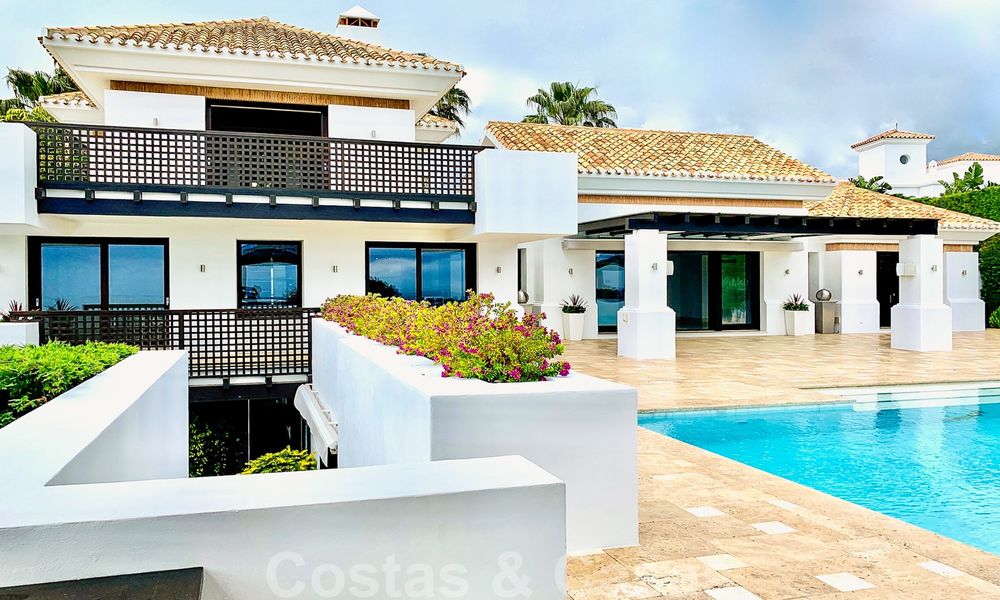 Magnifique villa avec vue panoramique sur la mer à vendre dans un prestigieux complexe de golf sur le New Golden Mile, entre Marbella et Estepona 23300