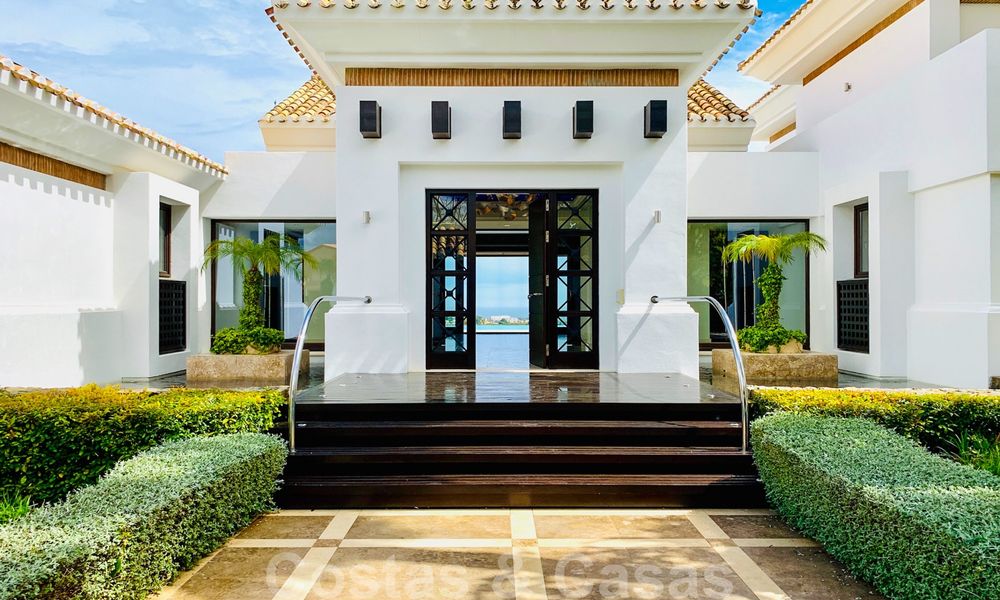 Magnifique villa avec vue panoramique sur la mer à vendre dans un prestigieux complexe de golf sur le New Golden Mile, entre Marbella et Estepona 23330