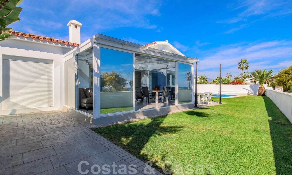 Villa de première ligne de plage avec vue sur mer à vendre sur le New Golden Mile, entre Marbella et Estepona 23481