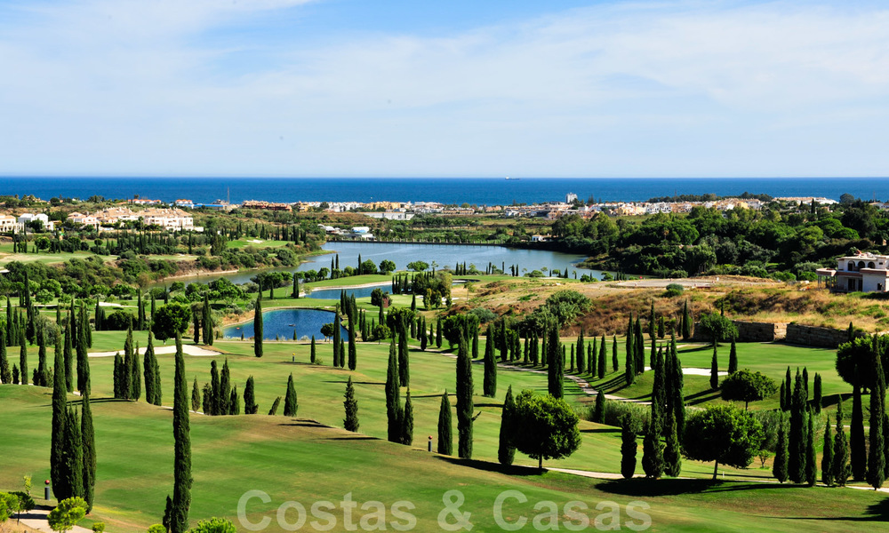 Appartements modernes de luxe en première ligne de golf avec vue imprenable sur le golf et la mer à vendre à Marbella - Benahavis 24077