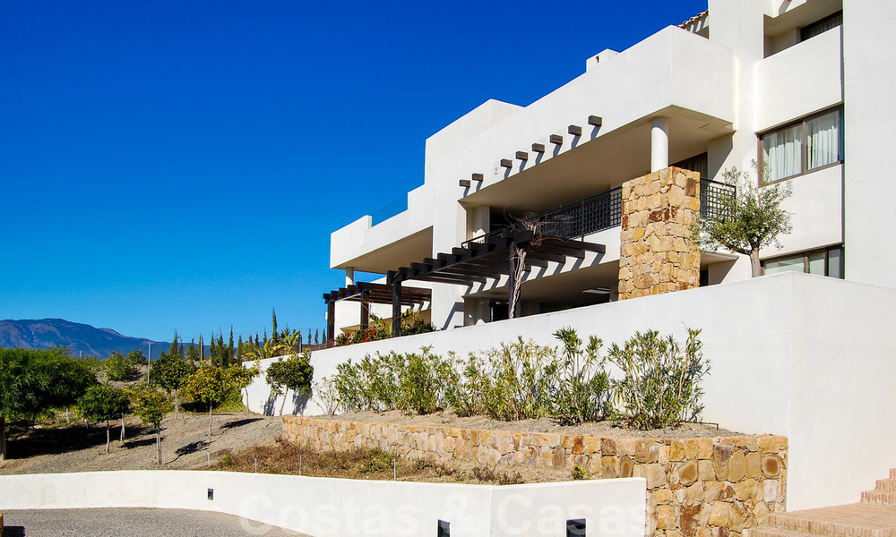 Appartements de luxe modernes et spacieux avec vue sur le golf et la mer à vendre à Marbella - Benahavis 24580