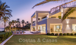 Villa moderne et exclusive de première ligne de plage à vendre avec vue panoramique sur la mer sur le New Golden Mile, entre Marbella et Estepona. De retour sur le marché ! 24277 