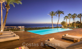Villa moderne et exclusive de première ligne de plage à vendre avec vue panoramique sur la mer sur le New Golden Mile, entre Marbella et Estepona. De retour sur le marché ! 24281 
