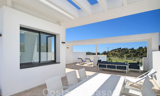 Appartement penthouse moderne à vendre avec vue sur le terrain de golf et la mer Méditerranée à Benahavis - Marbella 24871 