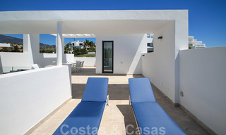 Appartement penthouse moderne à vendre avec vue sur le terrain de golf et la mer Méditerranée à Benahavis - Marbella 24873 