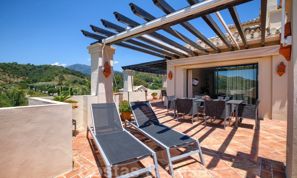 Spacieux appartements de luxe avec une grande terrasse et des vues panoramiques dans un complexe élégant entouré d'un terrain de golf à Marbella - Benahavis 25164