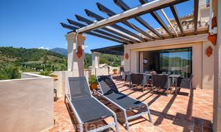 Spacieux appartements de luxe avec une grande terrasse et des vues panoramiques dans un complexe élégant entouré d'un terrain de golf à Marbella - Benahavis 25164 
