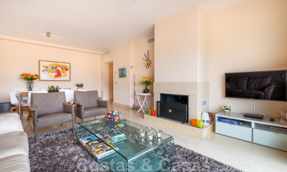 Spacieux appartements de luxe avec une grande terrasse et des vues panoramiques dans un complexe élégant entouré d'un terrain de golf à Marbella - Benahavis 25188