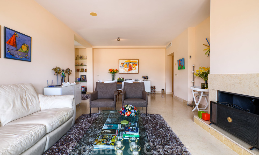 Spacieux appartements de luxe avec une grande terrasse et des vues panoramiques dans un complexe élégant entouré d'un terrain de golf à Marbella - Benahavis 25189