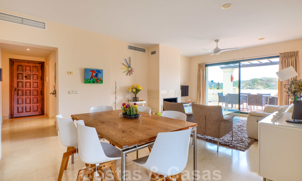 Spacieux appartements de luxe avec une grande terrasse et des vues panoramiques dans un complexe élégant entouré d'un terrain de golf à Marbella - Benahavis 25193