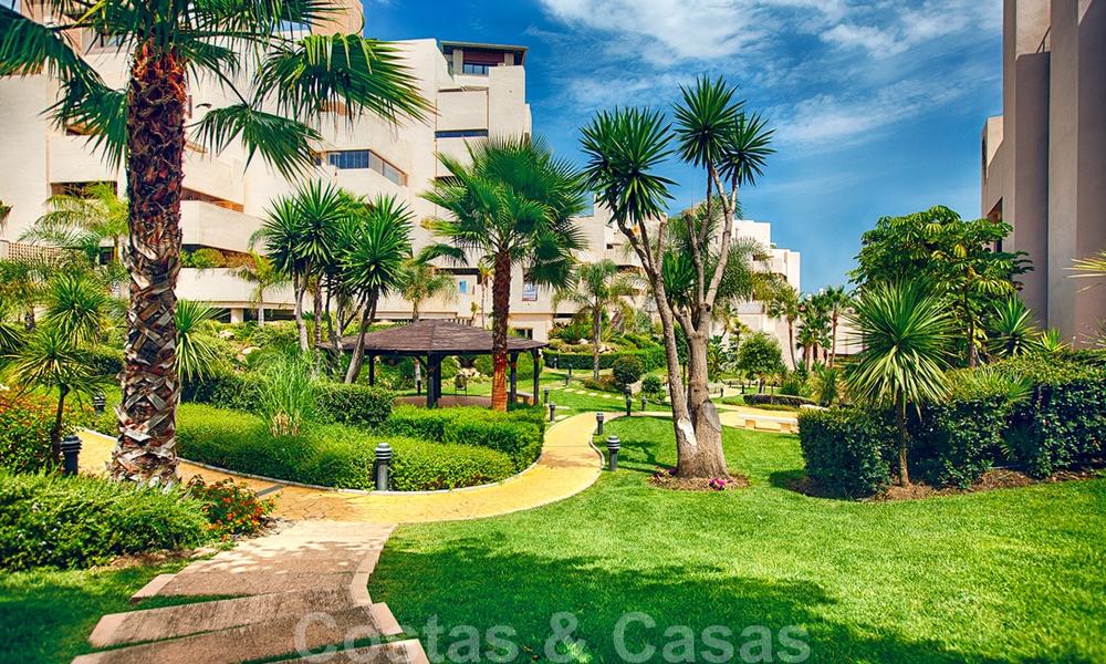 Appartement moderne à vendre dans un complexe de plage de première ligne avec piscine privée entre Marbella et Estepona. Énorme baisse de prix! 25690