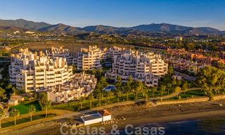 Appartement moderne à vendre dans un complexe de plage de première ligne avec piscine privée entre Marbella et Estepona. Énorme baisse de prix! 25699 