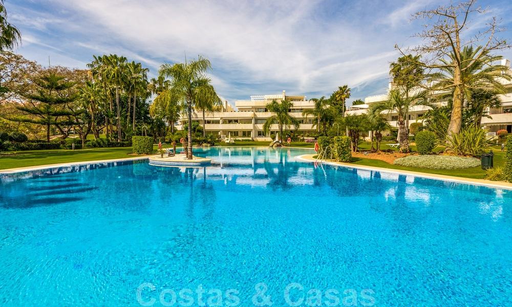 Appartement de luxe rénové à vendre, première ligne du golf Las Brisas à Nueva Andalucia, Marbella 26566